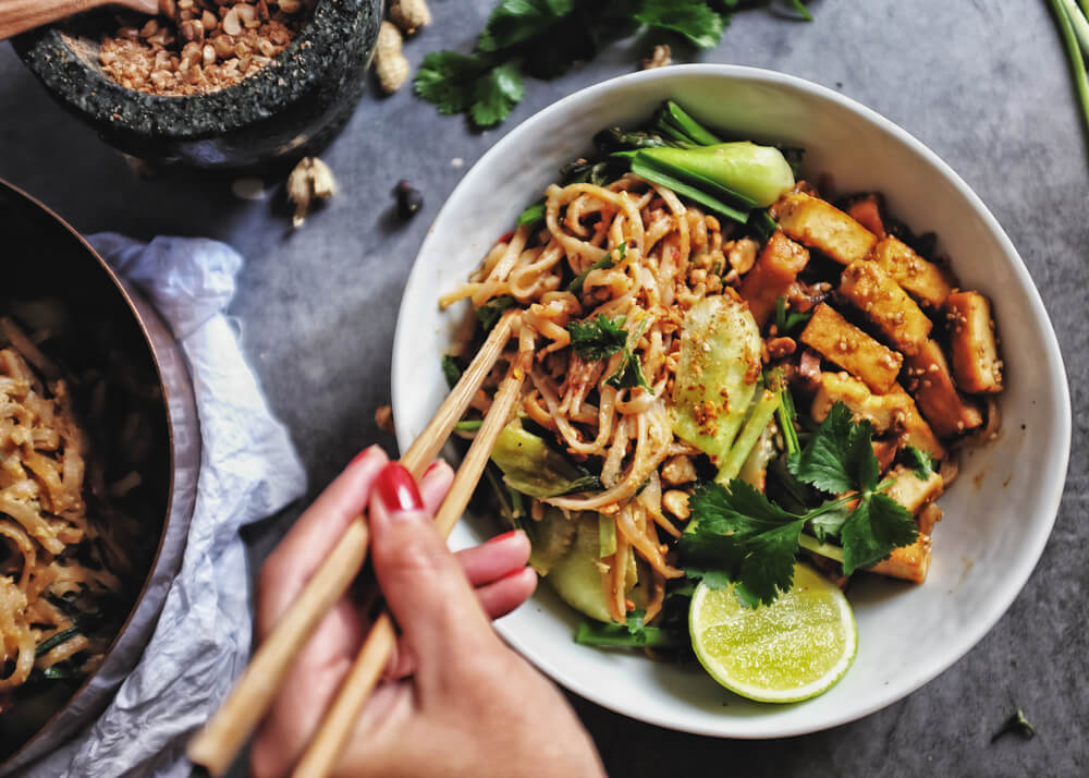 Udon nudle s kostičkami tofu, zeleninou, arašídy a limetkou